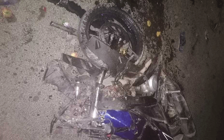 बस र मोटरसाइकल ठोक्किंदा २ जनाको मृत्यु