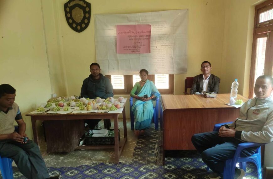 बैतडीको दशरथचन्द–७ मा नयाँ वर्षको शुभकामना संगै फलफुल बितरण