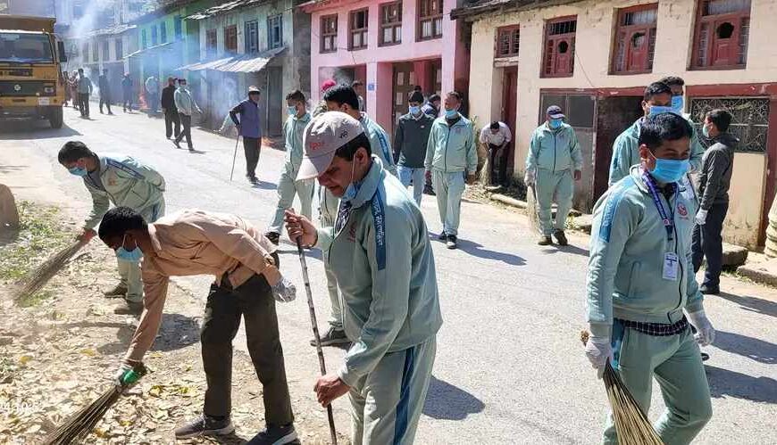 दशरथचन्द नगरपालिका स्थापना दिवसको पूर्व सन्ध्यामा सरसफाई कार्यक्रम