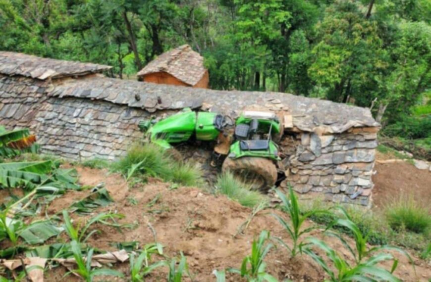 मेलौलीमा ट्याक्टर दुर्घटना, सडकमा खेल्दै गरेका दुई बालिका घाइते