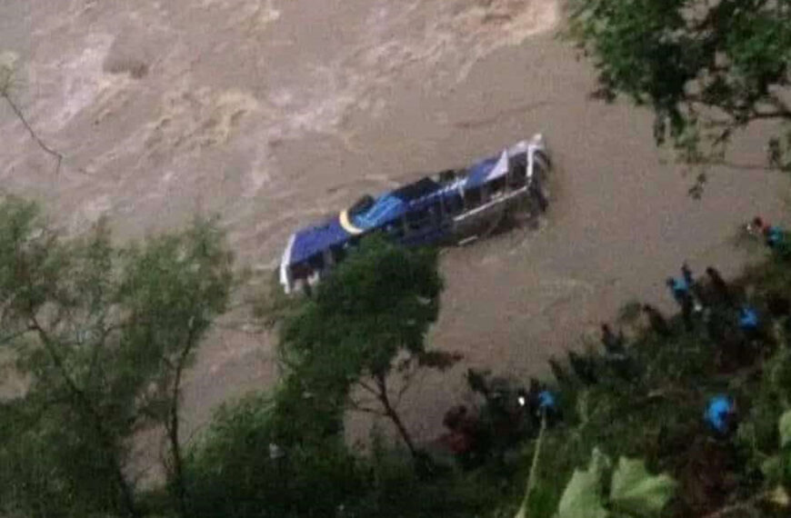 पहिरोले दुई बस बगाउँदा त्रशूलीमा बेपत्ता