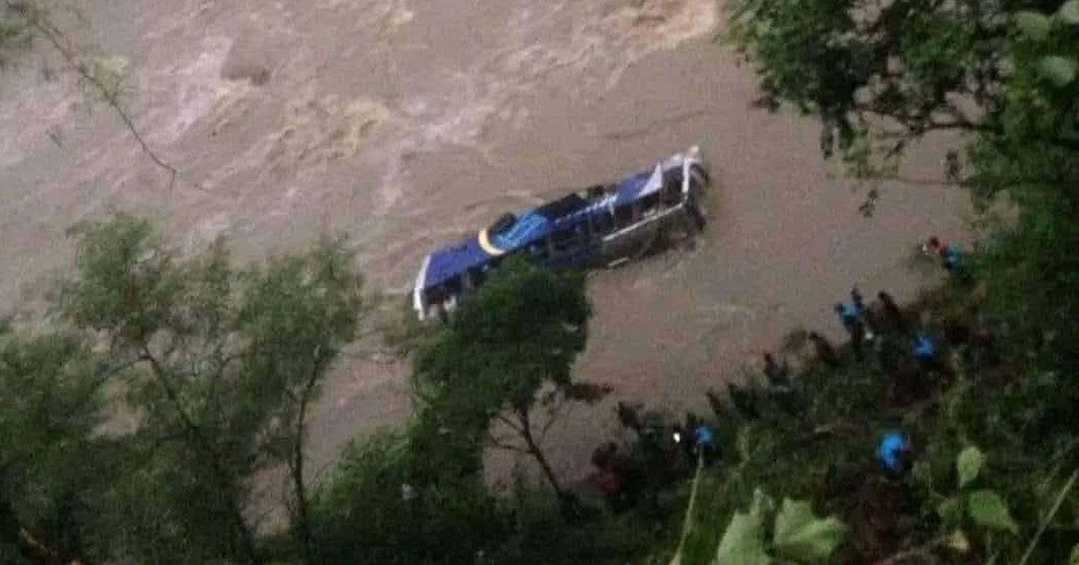पहिरोले दुई बस बगाउँदा त्रशूलीमा बेपत्ता