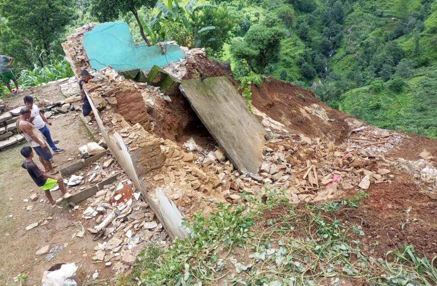 बैतडीमा पहिरोले दुई घर भत्किए