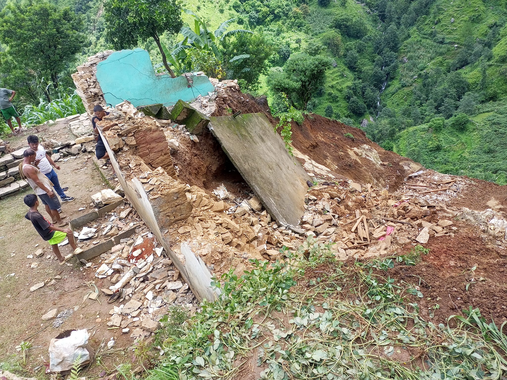 बैतडीमा पहिरोले दुई घर भत्किए