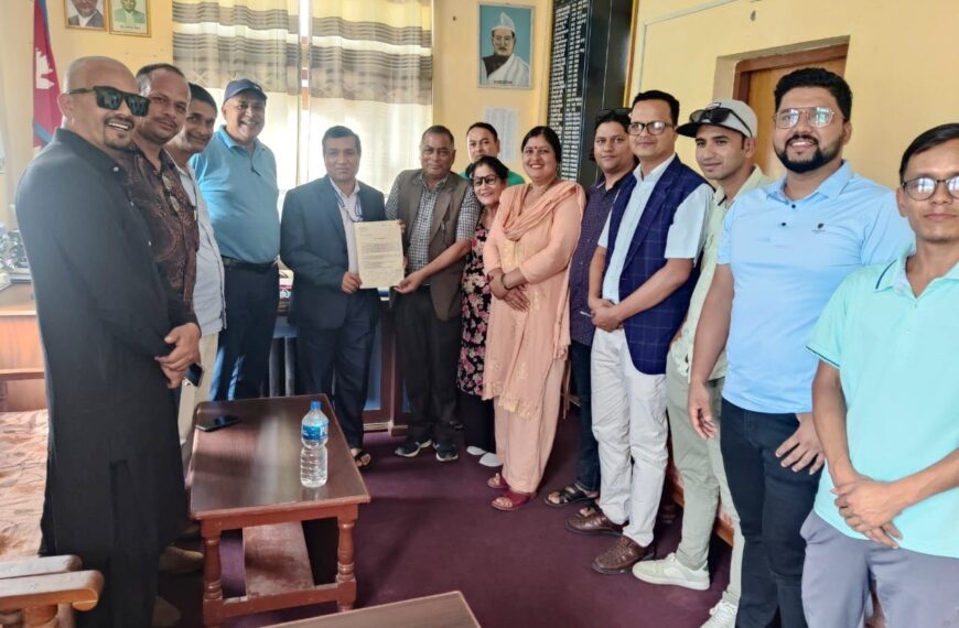 अस्पताल स्तरोन्नतीको माग गर्दै बैतडीबासीले बुझाए मुख्यमन्त्रीलाई ज्ञापन पत्र