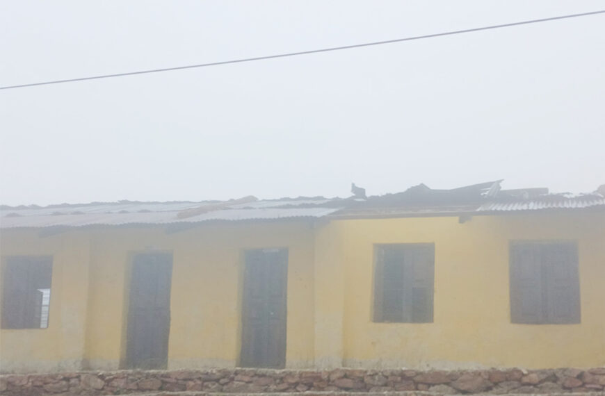 बैतडीमा वर्षासंगै आएको हुरीले विद्यालय भवनको छानो उडायो