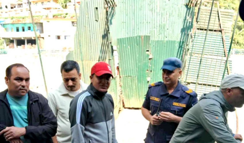दार्चुला- धार्चुला जोड्ने पुलमा व्यापारीको ताला