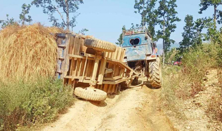 अछाममा पराल बोकेको ट्याक्टर दुर्घटना