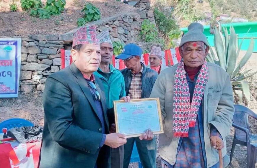 कांग्रेसमा आवद्ध जेष्ठ नागरिकलाई सम्मान गर्दै बैतडी कांग्रेस