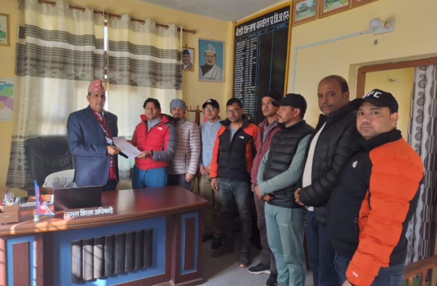 बैतडी निर्माण व्यवसायी महासंघले पनि प्रधानमन्त्रीलाई बुझायो ज्ञापन पत्र