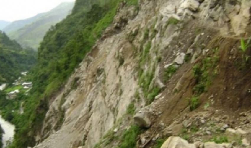 अछाममा भिरबाट खसेको ढुङ्गा लाग्दा बालक घाइते