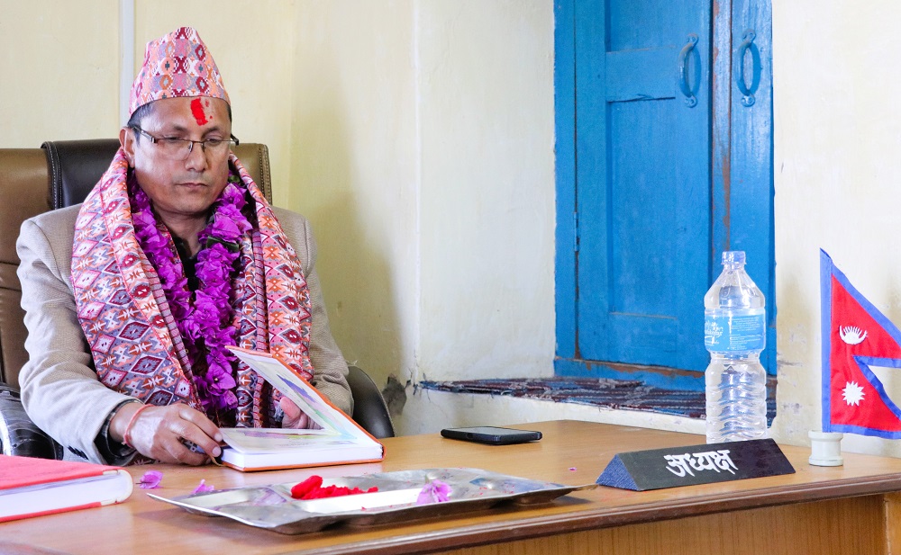भुमी समस्या सामाधान आयोग बैतडीका अध्यक्ष पाण्डेयले गरे पदभार ग्रहण