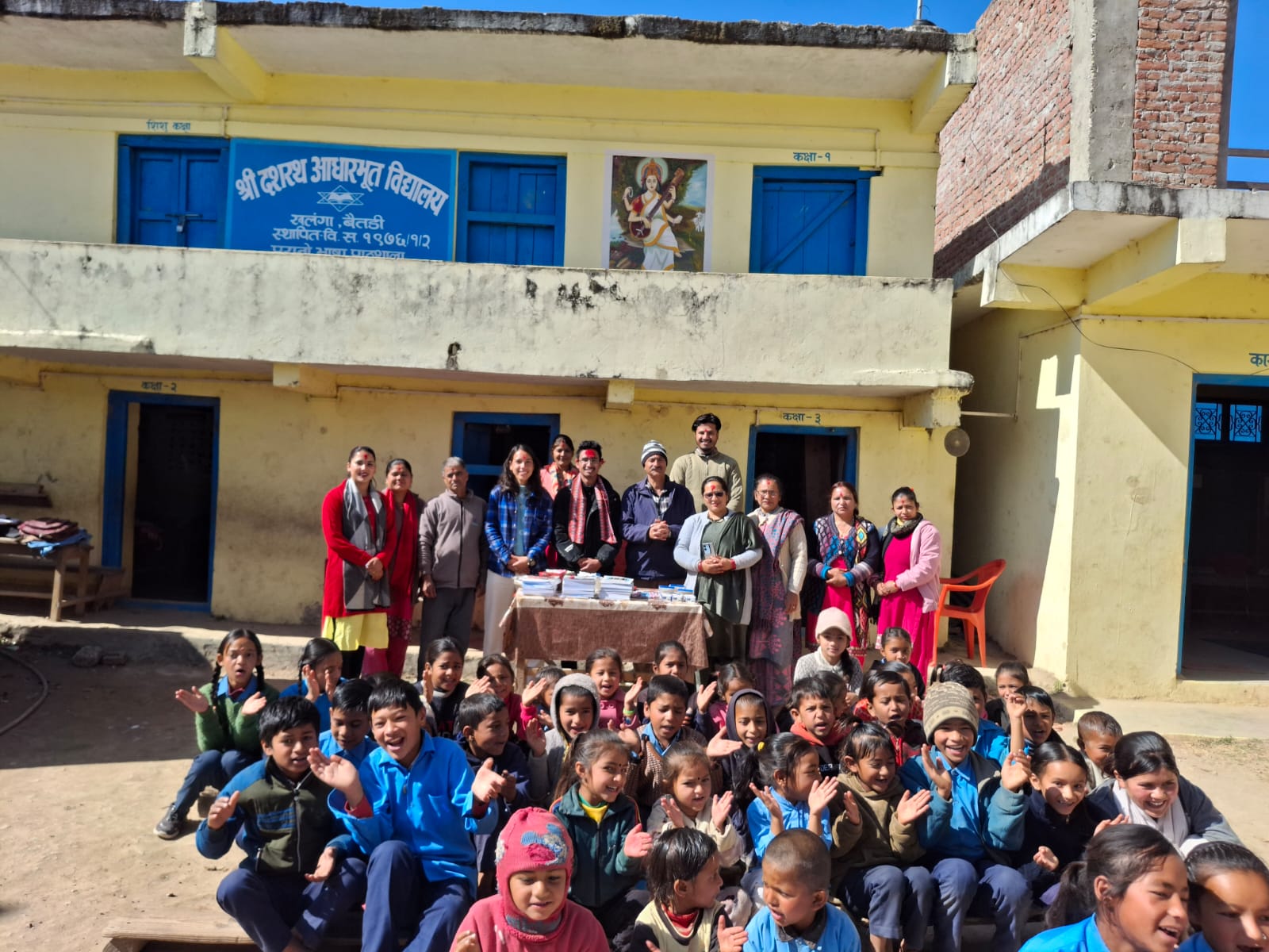 जन्मदिन मनाउने खर्चले विपन्न बालबालिकालाई शैक्षिक सामाग्री हस्तान्त्रण
