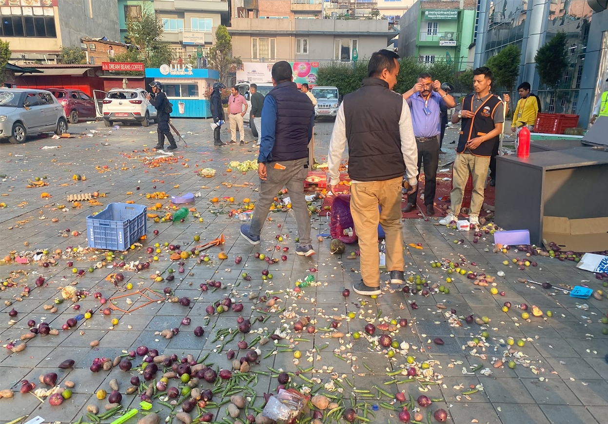 राजावादीले भाटभटेनीबाट मोबाइल, घडी, महँगा मदिरा लगायतका विभिन्न सामान लुटे