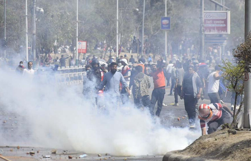 तीनकुनेमा राजावादीको प्रदर्शन – ७ प्रहरीसहित ८ जना घाइते