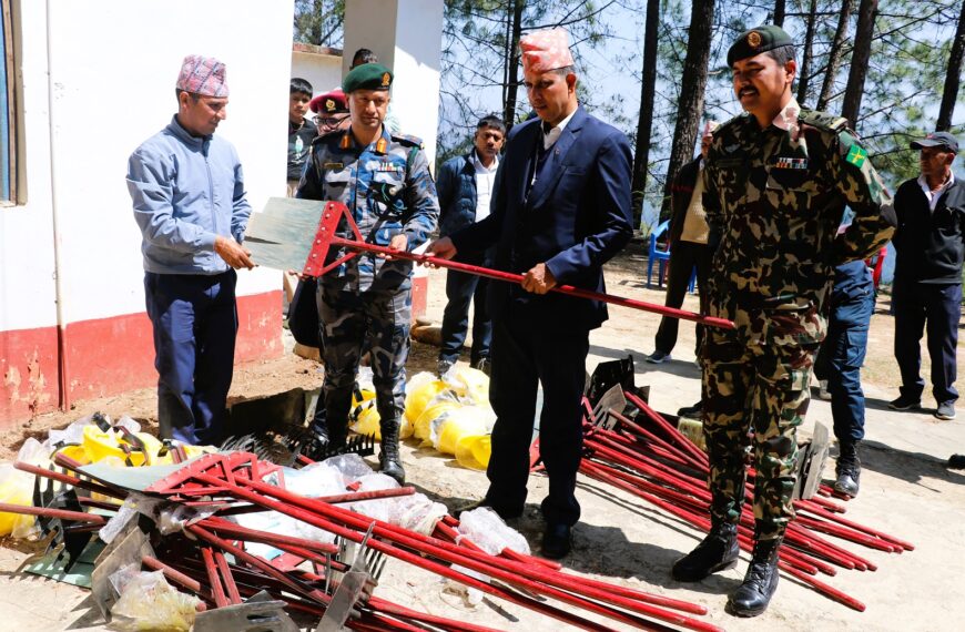 सुरक्षा निकायलाई अग्नी नियन्त्रक सामाग्री हस्तान्तरण