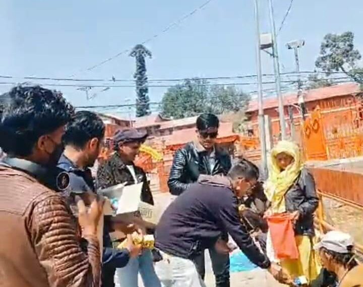 पशुपतिनाथमा रहेका असहायहरुलाई बैतडीका भट्टले गरे खाद्यान्न वितरण