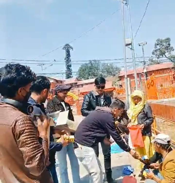 पशुपतिनाथमा रहेका असहायहरुलाई बैतडीका भट्टले गरे खाद्यान्न वितरण