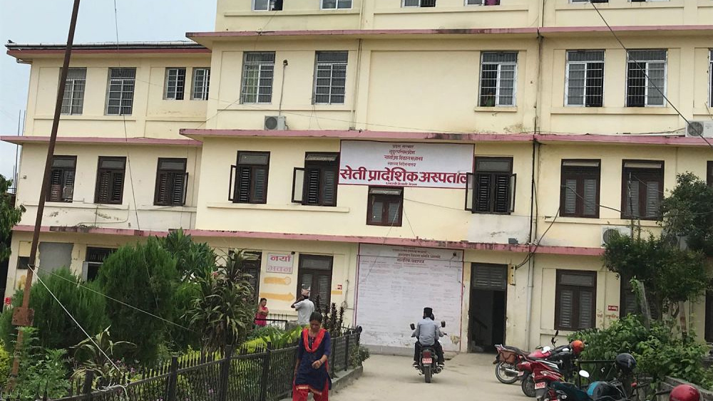 धनगढीस्थित सेती अस्पतालको तेस्रो तलाबाट एक मृगौला पीडितले हाम फाले