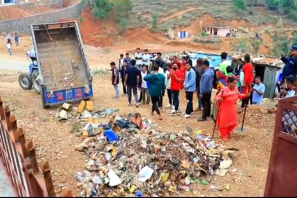 मेलाैली नगरकाे बेवास्तालाई स्थानियले गरे फाेहाेर प्रहार