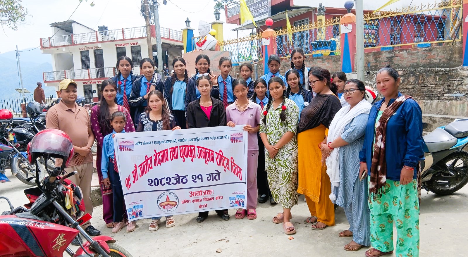 जातीय भेदभाव तथा छुवाछुत उन्मुलन दिवसमा किशोरीले गरे सहिदकाे शालिकमा माल्यार्पण