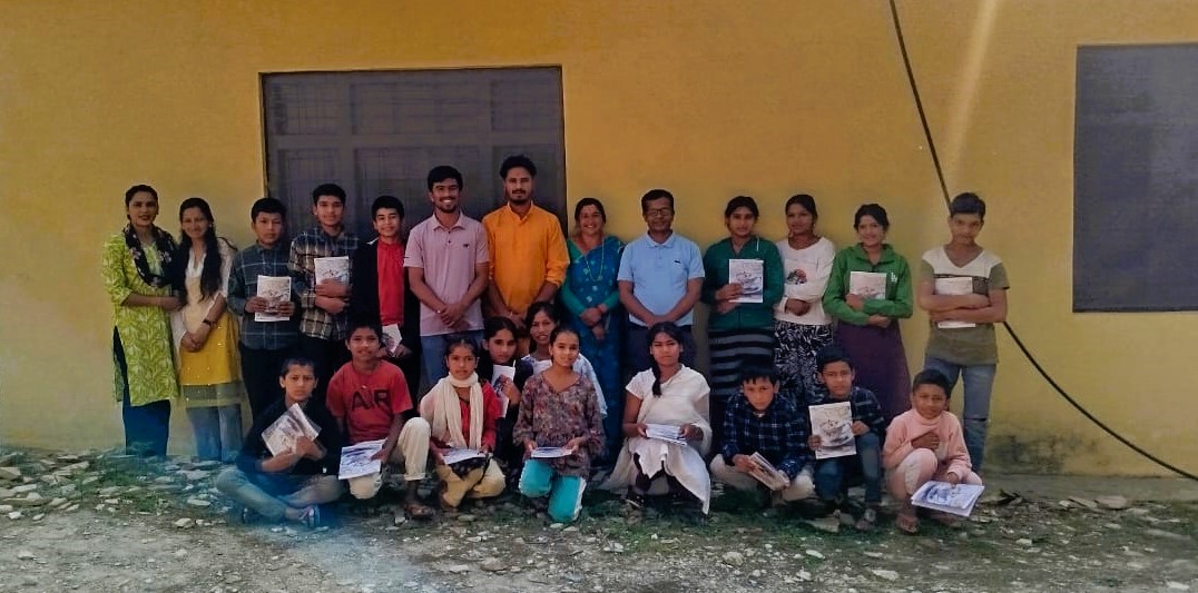 जन्मदिनको अवसरमा बालबालिकालाई शैक्षिक सामाग्री हस्तान्त्रण