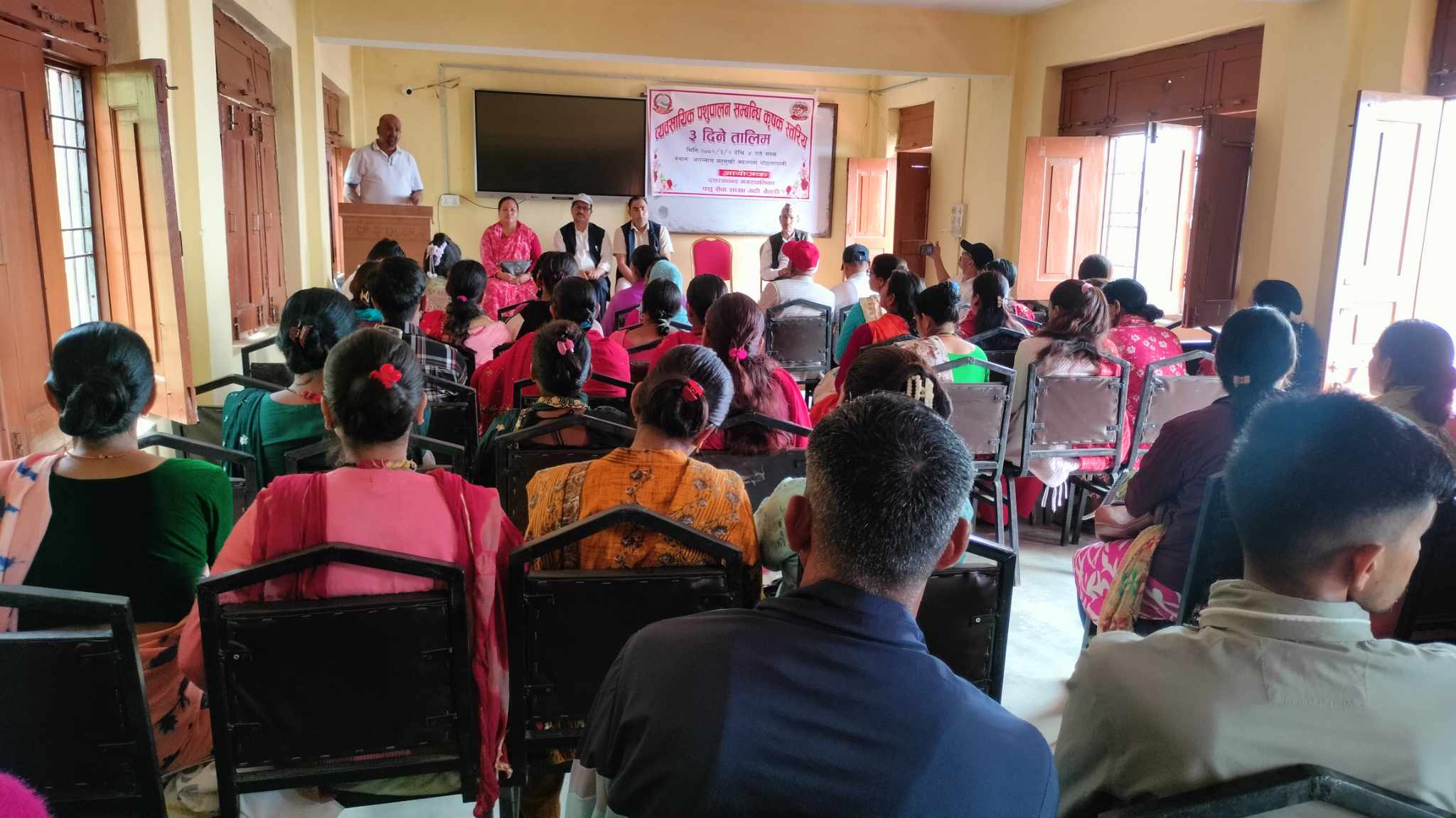 व्यवसायिक पशुपालनबाट आत्मनिर्भर बनाउँदै : दशरथचन्द नगरपालिका