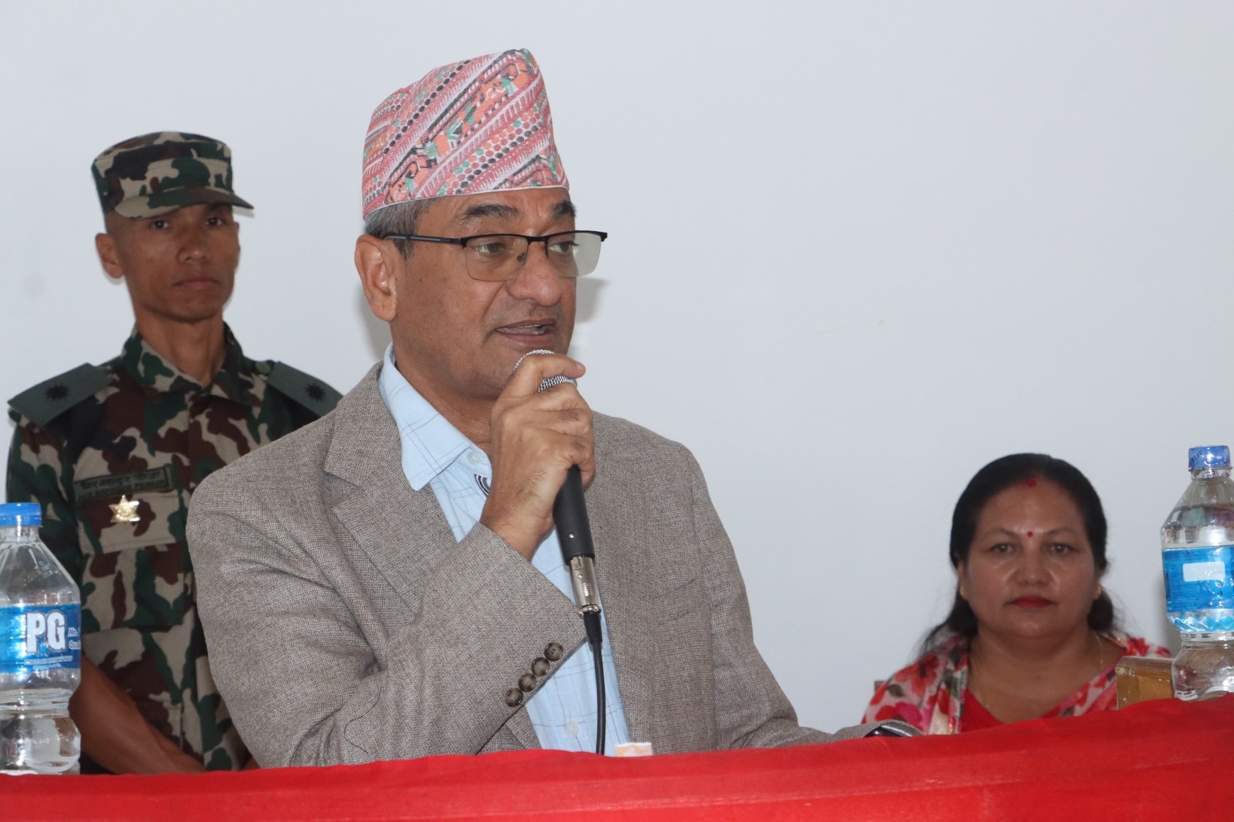 बैतडी पुगेर गृहमन्त्री लेखकले भने, संविधानको रक्षा गर्नु सबैको कर्तव्य हो