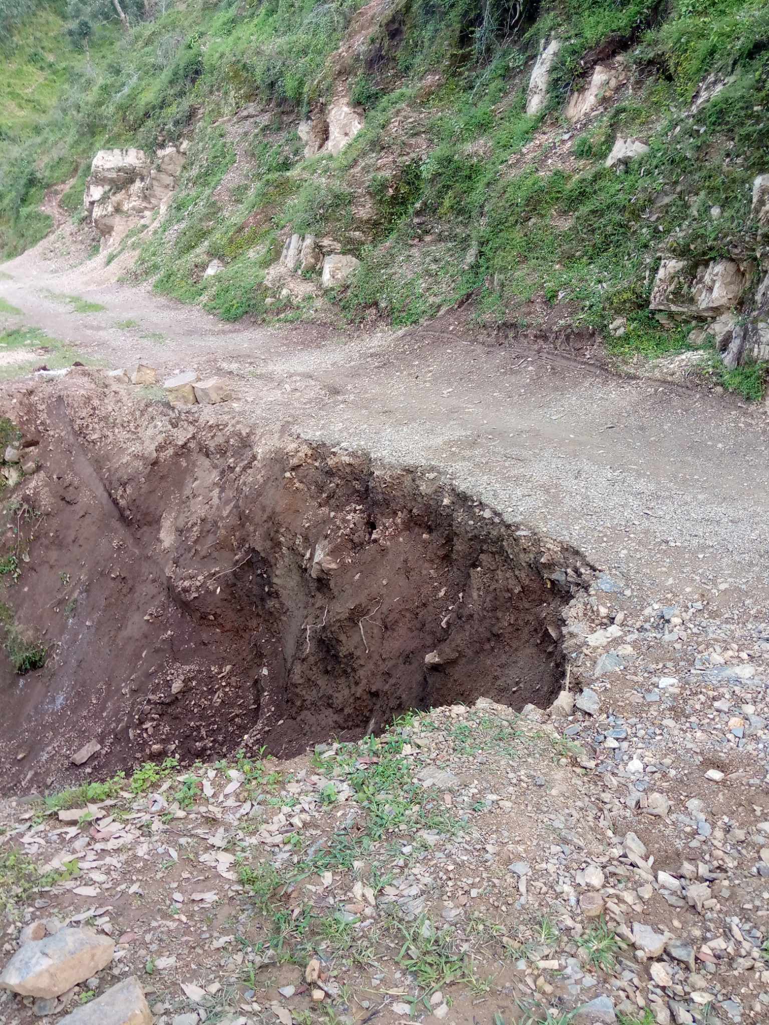 बैतडीका ग्रामिण सडकहरूको दुर्दशा, यात्रा जोखिमपूर्ण