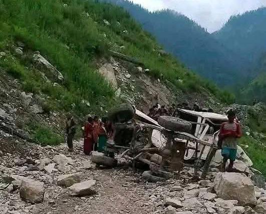 बाजुरामा अन्धाधुन्ध सवारी कोच्दा जिप दुर्घटना, ३ जनाको मृत्यु