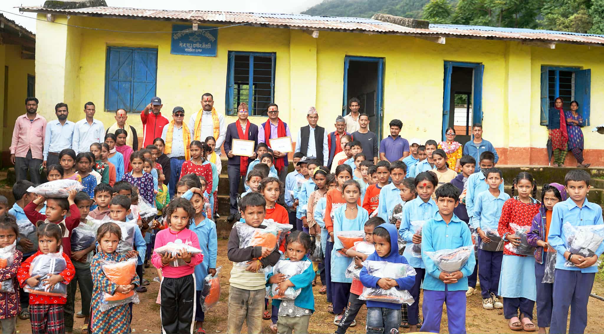 कपडा बैकको प्रस्तावमा विद्यालयमा लुगा सहयोग