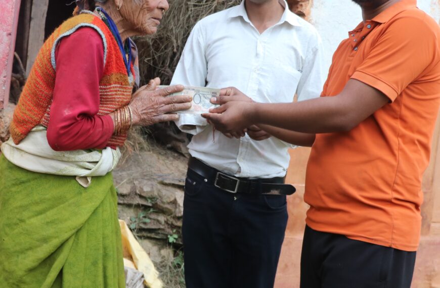 बैतडीकी धौली भुललाई चितवनका युवा उद्यमी अग्रवालको आर्थिक सहयोग