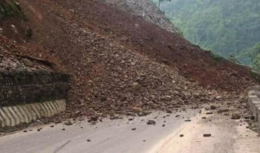 पहिरोले बैतडी-बझाङ जाेड्ने जयपृथ्वी राजमार्ग अबरुद्ध