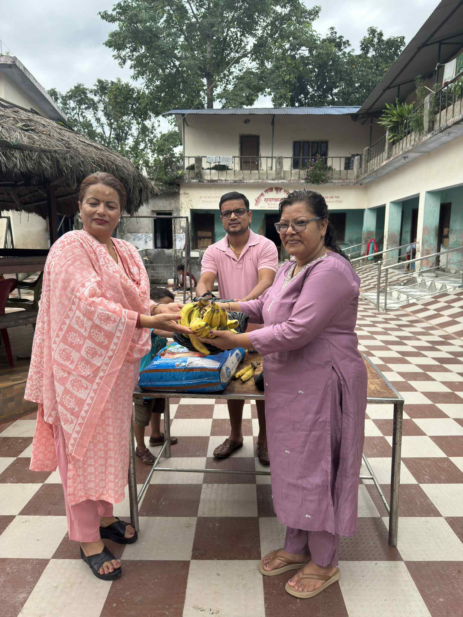 सामाजिक अभियन्ता सरस्वतीले गरिन जन्मदिनमा महिला तथा बृद्ध सेवा केन्द्रमा सहयोग
