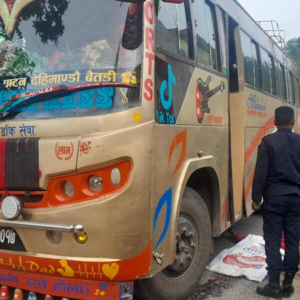 बैतडीमा जात्राबाट घर फर्किरहेकी एक महिलाको बसको ठक्करबाट मृत्यु