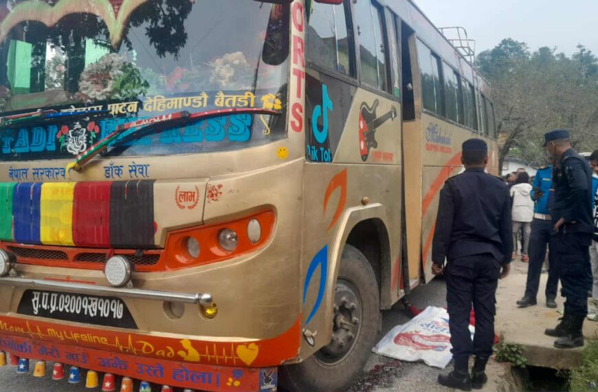 बैतडीमा जात्राबाट घर फर्किरहेकी एक महिलाको बसको ठक्करबाट मृत्यु
