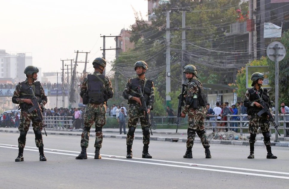 सडकमा सेना, विना काम घरबाहिर ननिस्कन आग्रह