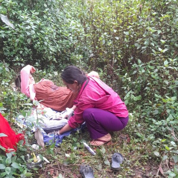 बाटो छेउको झाडीमै सुत्केरी सेवा