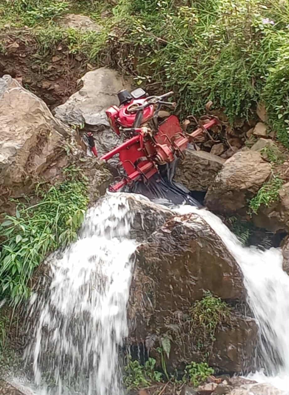 अज्ञात समुहले फालिदिए ट्याक्टर खोलामा