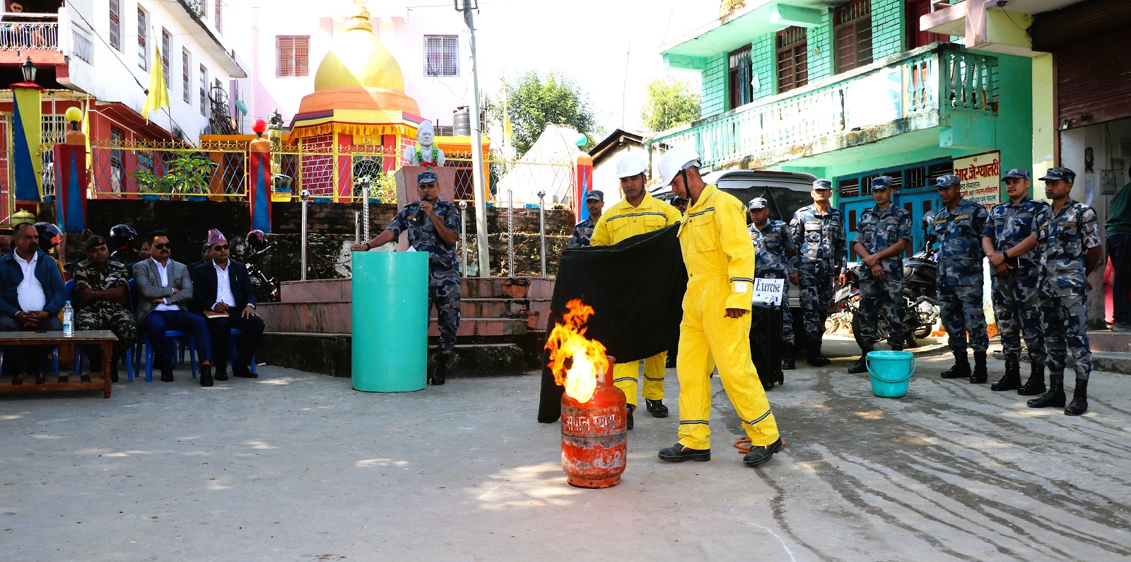 ग्यास सिलिण्डर लिक भएर हुने आगलागी रोक्न सिकाउदै सशस्त्र प्रहरी