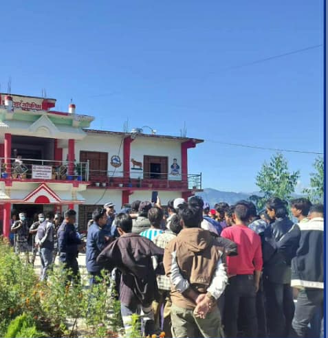 पञ्चेश्वर गाउँपालिकामा जेनजी समुहले सुचनामाग्दै बुझाए ज्ञापनपत्र