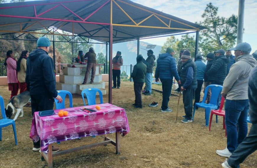 बल्देव भट्टको फोटोमा माल्यार्पण गर्दै मनाइयो शहिद दिवस