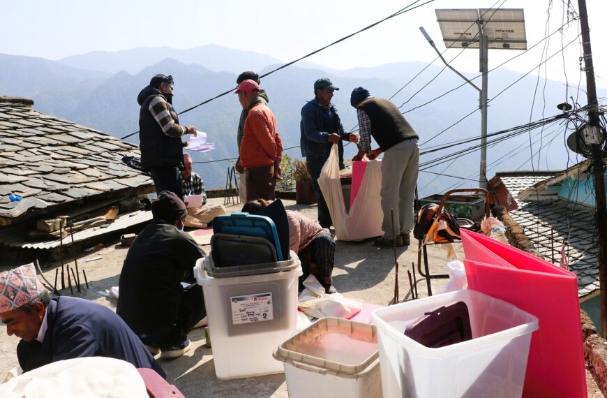 निर्वाचन तयारी: मतदान केन्द्र गए सुरक्षा सहितका कर्मचारी