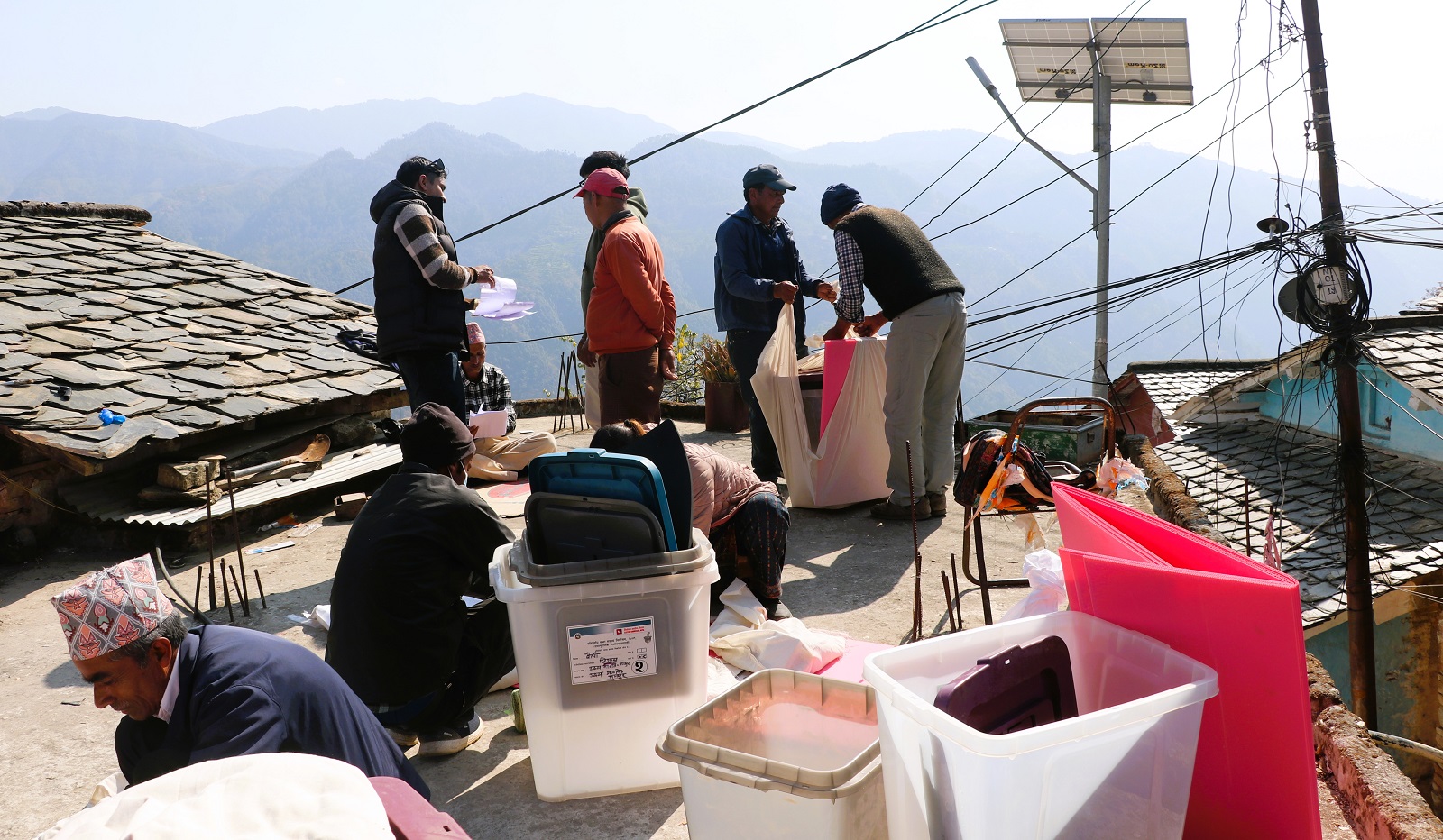 निर्वाचन तयारी: मतदान केन्द्र गए सुरक्षा सहितका कर्मचारी