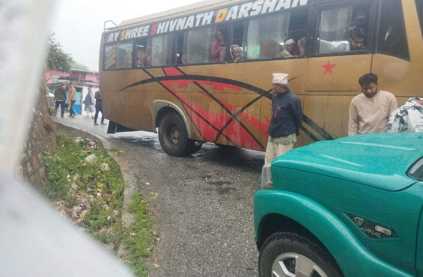 बैतडीमा मन्त्री सवार गाडी र बस ठोक्कियाे