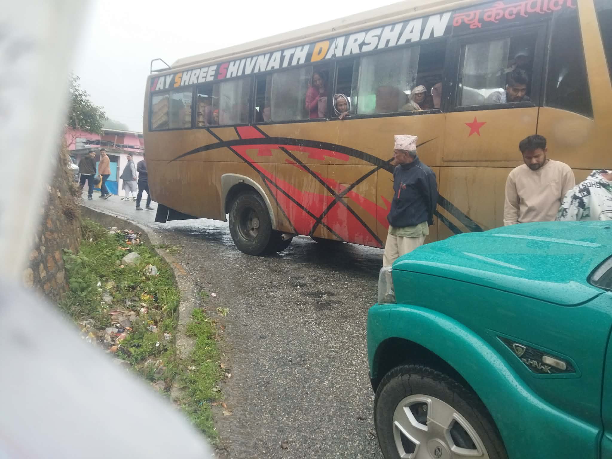 बैतडीमा मन्त्री सवार गाडी र बस ठोक्कियाे