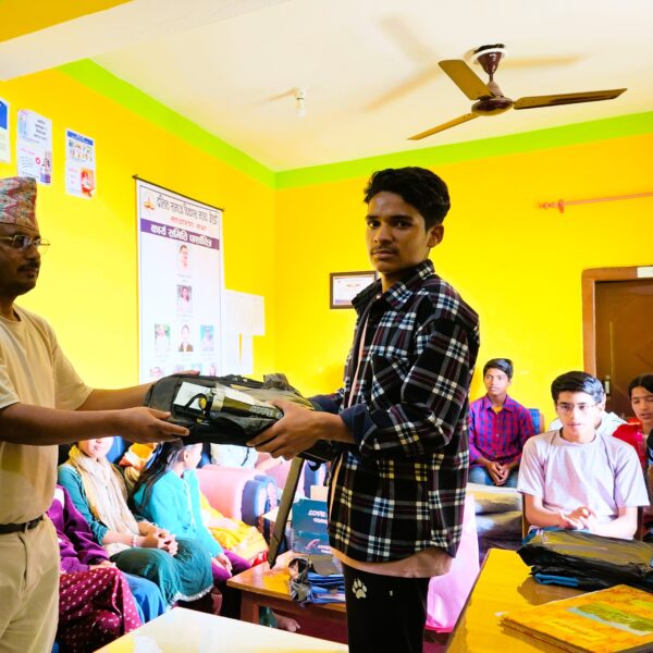 अनाथ छात्रवासका विद्यार्थीहरूलाइ शैक्षिक समाग्री र विद्यालय पोषाक वितरण