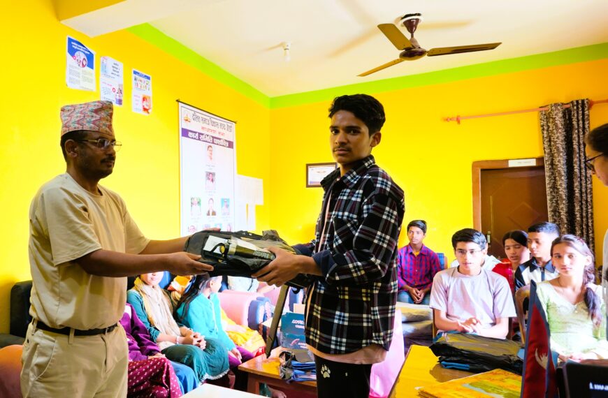अनाथ छात्रवासका विद्यार्थीहरूलाइ शैक्षिक समाग्री र विद्यालय पोषाक वितरण