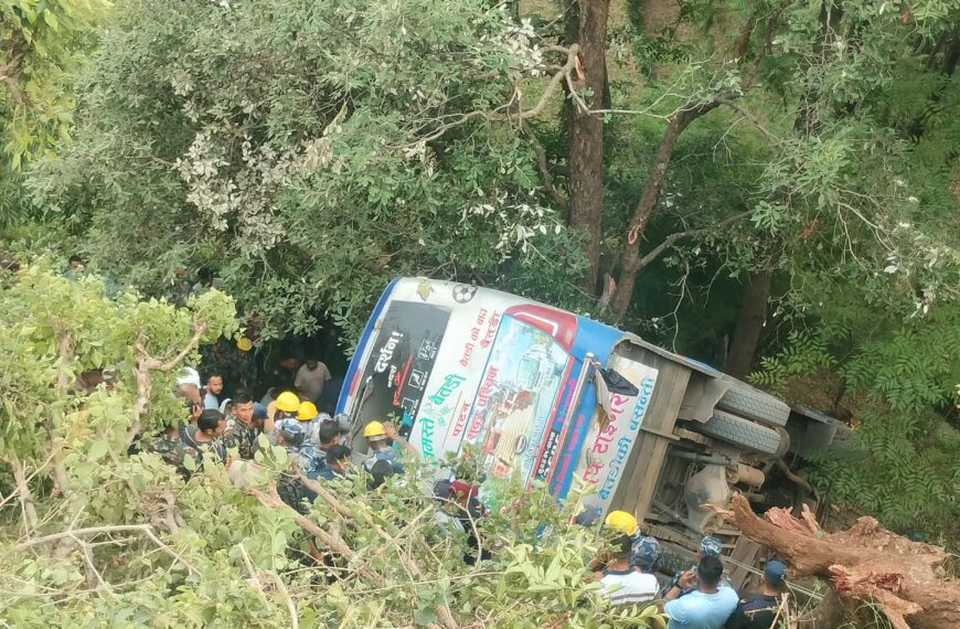 बैतडीमा बस दुर्घटना एक को मृत्यु दश घाइते