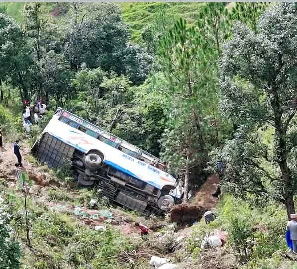 धनगढीबाट बैतडी आउदै गरेको बस दुर्घटना